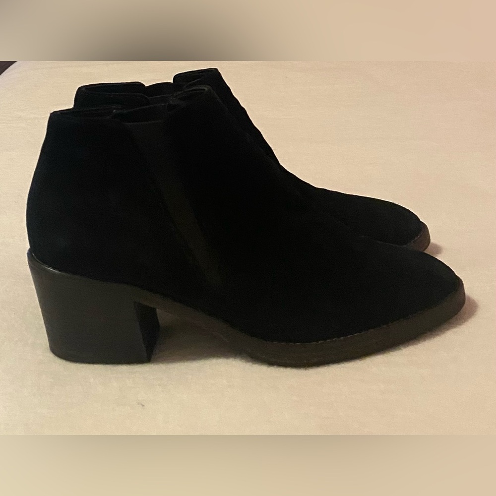 Aquatalia Vero Cuoio  Black Italian Suede Ankle Booties